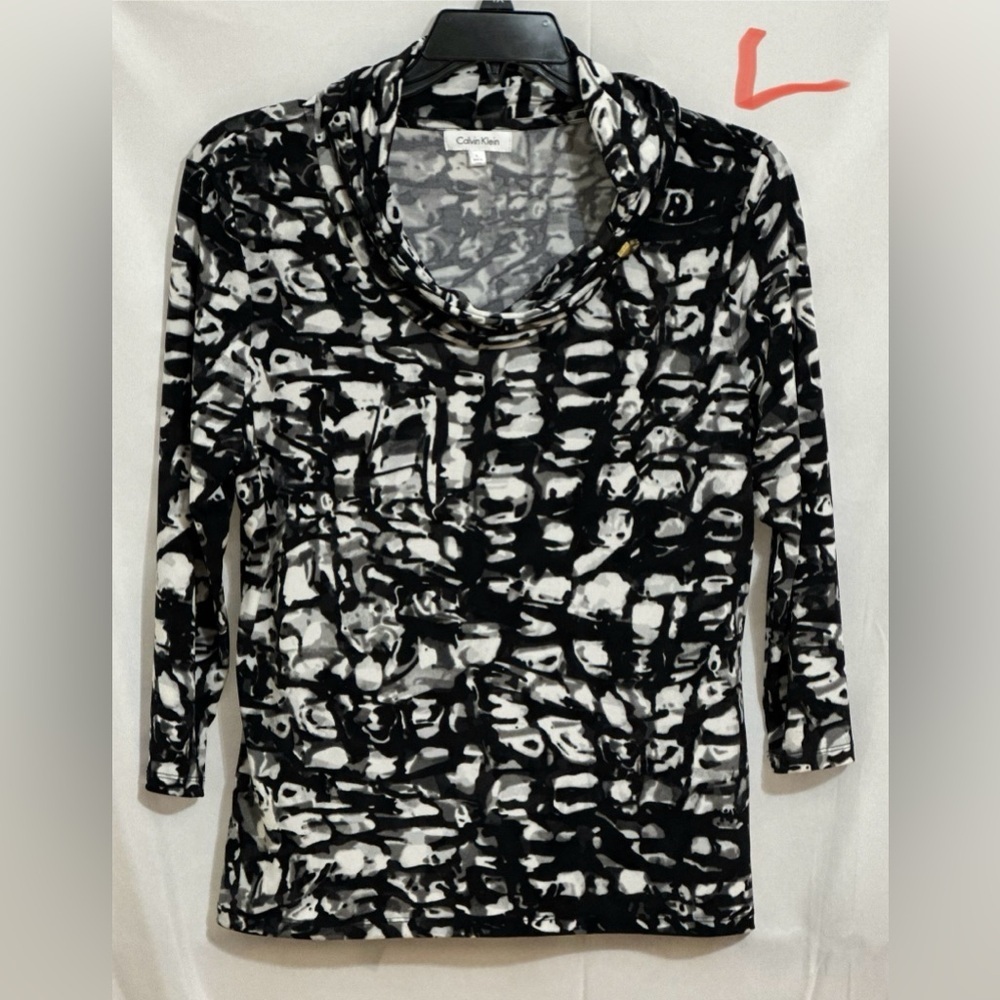 LADIES BLACK & WHITE CK WITH A CREW NECK